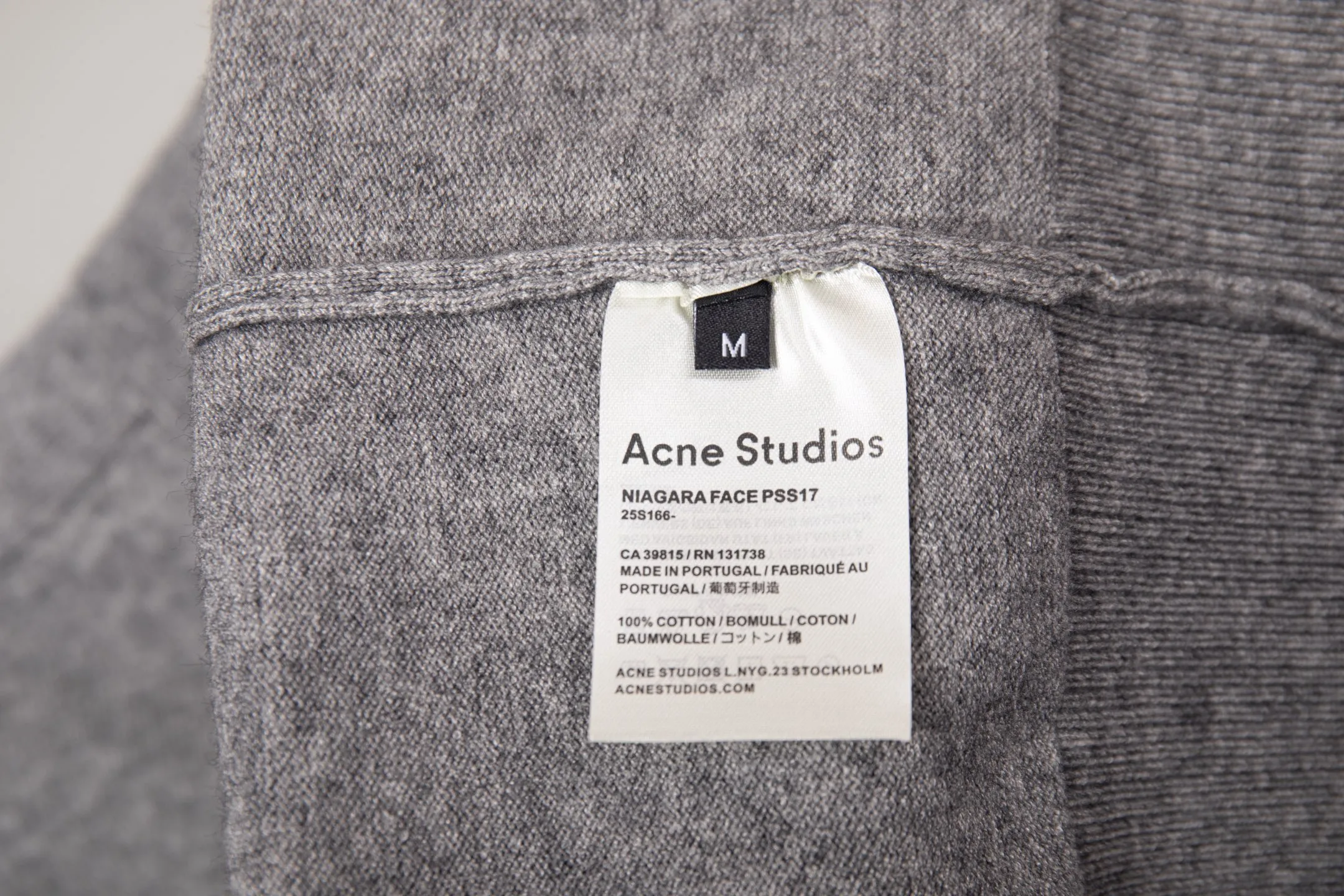 Model No. DZ 23 Acne Classic letter embroidered lapel polo knitted sweater Multiple designs Fundraising for half a month Conscientious production Gram pure cotton Andy cashmere imported wool Imported machine full embroidery small label Internet celebrity Hot Sale Large factory flow workmanship Neat and orderly needlework Loose os version Versatile style Couple style Hang tag Hanging grain Washing Main wheat Packaging Full set of accessories 📦 All details are real shots without beauty filters Buy with confidence📷 colour: Black Gray Khaki color size: s m l xl